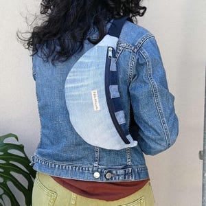 Magväska i återvunnen denim | Handgjord denimväska i patchwork | Miljövänlig handgjord magväska | Unikt exemplar