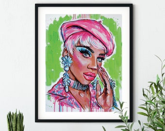 Puede incluir: Una pintura colorida de una persona que lleva una boina rosa, pendientes rosa y azules y una chaqueta con estampado rosa y verde. El fondo es verde.