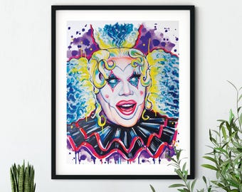 Puede incluir: Una pintura colorida de un payaso con pelo azul y amarillo, maquillaje blanco y un cuello con volantes rojo y negro. El fondo es una acuarela de morado y azul.