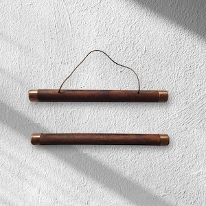 Colgador magnético de póster de madera oscura y cobre, marco para arte y cuadros / marcos de fotos / decoración de pared / colgador de póster / colgador de póster de madera /
