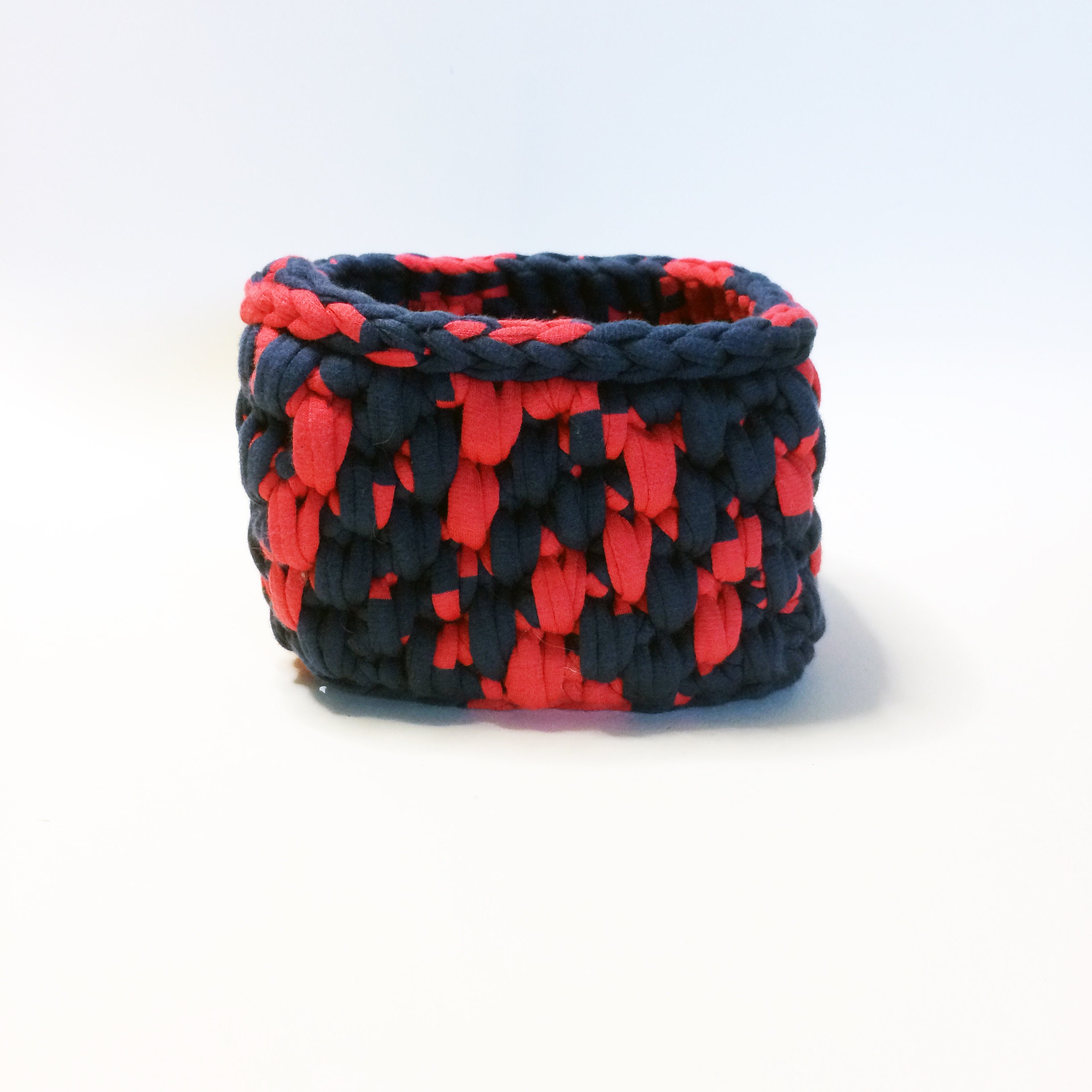 Panier Carré Au Crochet - Bleu Marine/Rouge