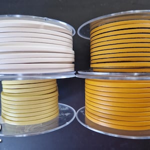 Pu&ograve; includere: Un cartello in legno rustico con la scritta "Welcome to our home" in stile scritto a mano. Il cartello presenta una finitura invecchiata e un design semplice e invitante, perfetto per un portico o un ingresso.