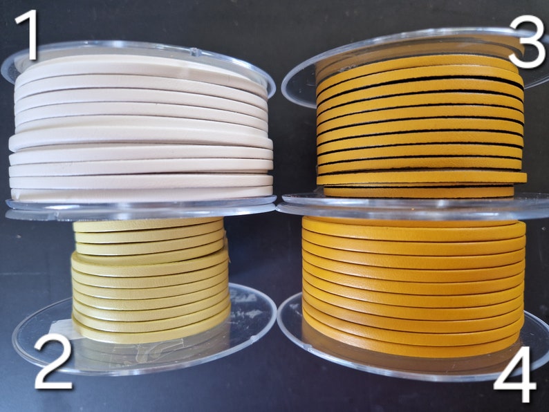 Pu&ograve; includere: Un cartello in legno rustico con la scritta "Welcome to our home" in stile scritto a mano. Il cartello presenta una finitura invecchiata e un design semplice e invitante, perfetto per un portico o un ingresso.