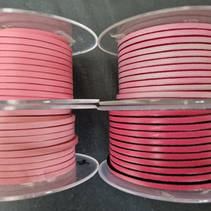 Pu&ograve; includere: Quattro bobine di cordoncino in pelle rosa in varie tonalit&agrave;. I cordoncini sono avvolti attorno a bobine di plastica trasparente. Le bobine superiori hanno un colore rosa pi&ugrave; chiaro, mentre le bobine inferiori sono di un rosa pi&ugrave; scuro. I cordoncini sono per l'artigianato e la creazione di gioielli.