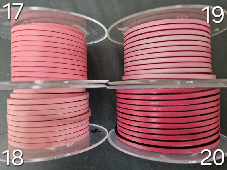 Pu&ograve; includere: Quattro bobine di cordoncino in pelle rosa in varie tonalit&agrave;. I cordoncini sono avvolti attorno a bobine di plastica trasparente. Le bobine superiori hanno un colore rosa pi&ugrave; chiaro, mentre le bobine inferiori sono di un rosa pi&ugrave; scuro. I cordoncini sono per l'artigianato e la creazione di gioielli.