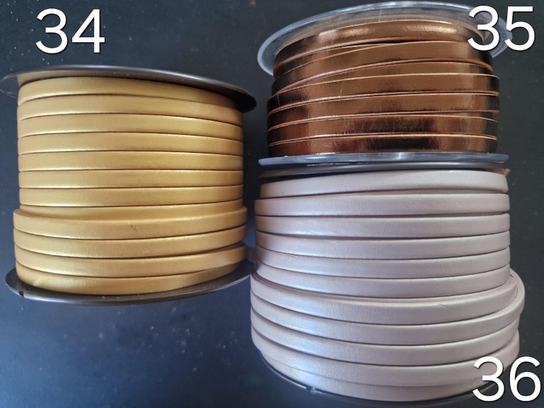Pu&ograve; includere: Tre bobine di cordino in pelle piatta etichettate 34, 35 e 36. La bobina 34 &egrave; oro metallizzato, la bobina 35 &egrave; rame metallizzato e la bobina 36 &egrave; beige chiaro opaco. Ogni bobina &egrave; avvolta con una lunghezza continua di cordino in pelle piatta.