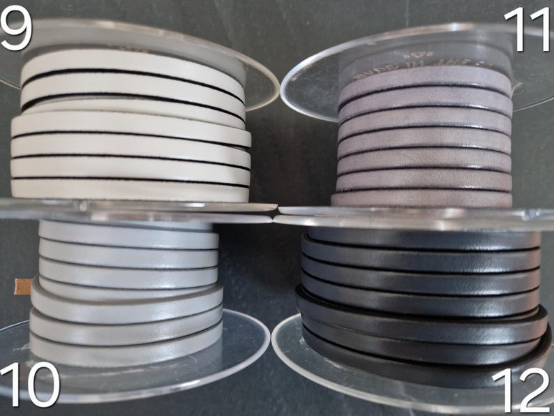 Pu&ograve; includere: Quattro rocchetti di cordino in pelle piatta etichettati 9, 10, 11 e 12. Il rocchetto 9 &egrave; bianco, il 10 &egrave; grigio chiaro, l'11 &egrave; grigio lavanda tenue e il 12 &egrave; grigio antracite scuro. Ogni rocchetto contiene una lunghezza continua di cordino.
