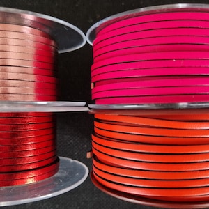 Pu&ograve; includere: Quattro bobine di cordoncino piatto in pelle di vari colori. I colori includono oro rosa metallizzato, rosa acceso, rosso e arancione. Ogni bobina &egrave; etichettata con un numero. Il cordoncino &egrave; avvolto attorno a una bobina di plastica trasparente.