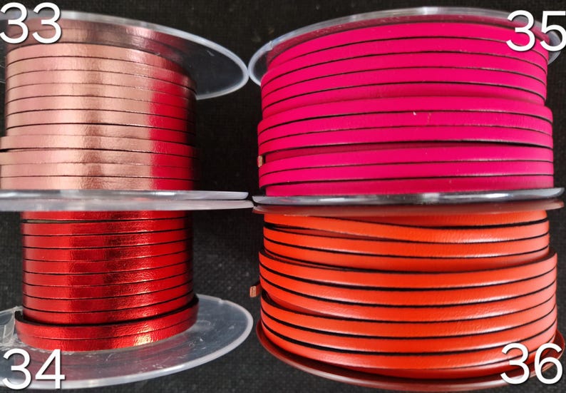 Pu&ograve; includere: Quattro bobine di cordoncino piatto in pelle di vari colori. I colori includono oro rosa metallizzato, rosa acceso, rosso e arancione. Ogni bobina &egrave; etichettata con un numero. Il cordoncino &egrave; avvolto attorno a una bobina di plastica trasparente.