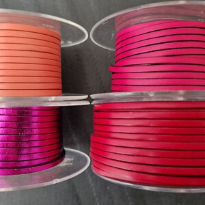 Pu&ograve; includere: Quattro bobine di cordoncino in pelle in vari colori: corallo, rosa acceso, fucsia metallizzato e rosso. Ogni bobina &egrave; numerata. Il cordoncino piatto sembra essere largo circa 3 mm.