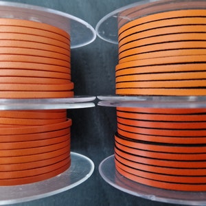 Pu&ograve; includere: Un cartello in legno fatto a mano con la scritta "Welcome to our home" in stile scritto a mano. Il cartello &egrave; dipinto di bianco con scritte nere e una finitura invecchiata, perfetto per l'arredamento della casa.