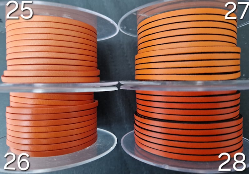 Pu&ograve; includere: Un cartello in legno fatto a mano con la scritta "Welcome to our home" in stile scritto a mano. Il cartello &egrave; dipinto di bianco con scritte nere e una finitura invecchiata, perfetto per l'arredamento della casa.