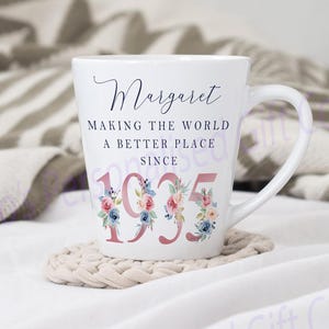 Tasse à café au lait pour 90e anniversaire | Un monde meilleur depuis 1935 | Joyeux 90e anniversaire | Années 90| 90 | 90e | Cadeau pour 90e anniversaire, 1935 FLEURS