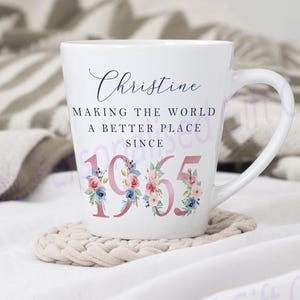 Tasse à café au lait pour le soixantième anniversaire | Un monde meilleur depuis 1965 | Joyeux 60e anniversaire |années 60| 60 | 60e | Cadeau de 60e anniversaire, 1965 FLEURS