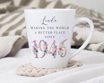 Taza de café con leche para el 80.º cumpleaños / Haciendo del mundo un lugar mejor desde 1946 / Feliz 80.º cumpleaños / 80s / 80 / 80.º / Regalo de 80.º cumpleaños, 1946 FLORAL