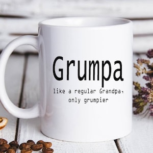 Op de afbeelding: Witte keramische koffiemok met zwarte tekst die "Grumpa, zoals een gewone opa, alleen grumpiger" luidt.