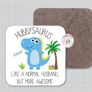 Peut inclure: Sous-verre blanc avec une illustration de dinosaure bleu en dessin animé et le texte "Hubbysaurus, Rawr! Like a normal husband, but more awesome".