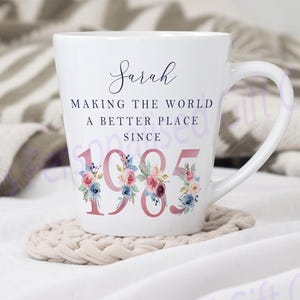 Tasse à café au lait pour le 40e anniversaire | Un monde meilleur depuis 1985 | Joyeux 40e anniversaire | 40 ans | 40e | Cadeau 40e anniversaire | 1985 | FLORALE