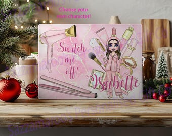 Può includere: Tagliere rosa e bianco con una ragazza dei cartoni animati in pigiama, un asciugacapelli, una piastra per capelli e pennelli per il trucco. Il testo "Switch me off!" e "Isabelle" sono sul tagliere.
