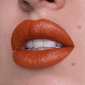 Vloeibare zonnebloemlippenstift- Flower Garden-collectie- Bloemenverpakking- Neutraal oranje