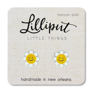 Pendientes Kawaii de margaritas sonrientes: poste de titanio, hipoalergénicos