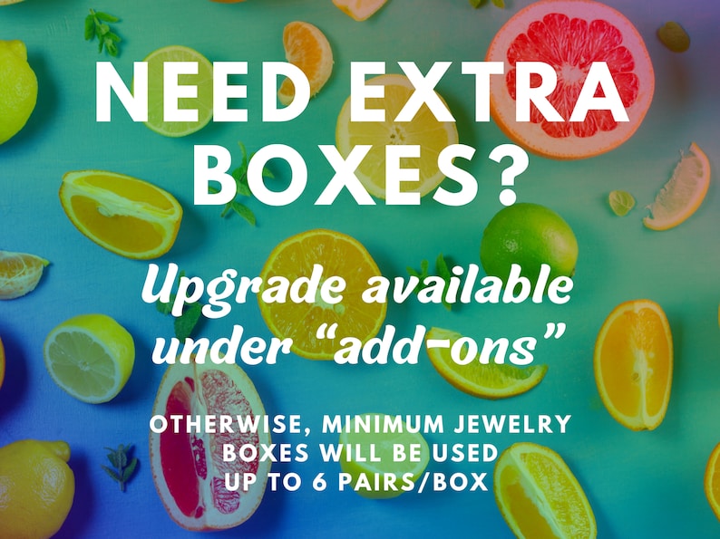 Op de afbeelding: Afbeelding met tekst: "EXTRA BOXEN NODIG? Upgrade beschikbaar onder 'add-ons'. Anders worden minimale sieradendoosjes gebruikt tot 6 paar/doos." De achtergrond is turquoise met gesneden citrusvruchten.