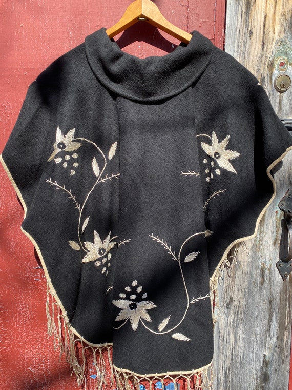 1960's/70's Vintage Mexican Wool Embroidered Cape - image 3