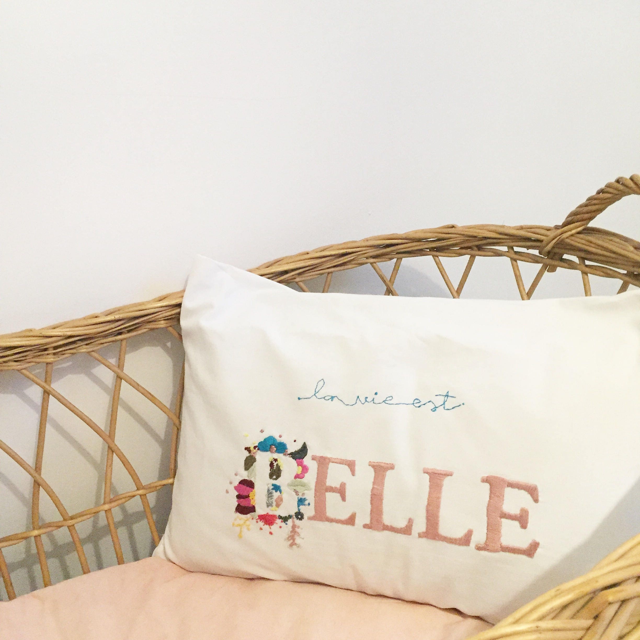 Coussin Brodée La Vie Est Belle - sur Lin Ancien