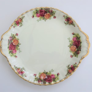 Royal Albert Old Country Roses large cake plate. A beautiful serving plate for your gateau, cake or flan in the famous vintage rose pattern.