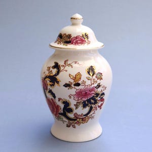 Masons Ironstone Blue Mandalay 6 inch Vase and Lid.  Inspired by the Orient, hand decorated with gilt, a beautiful vintage collectors piece.