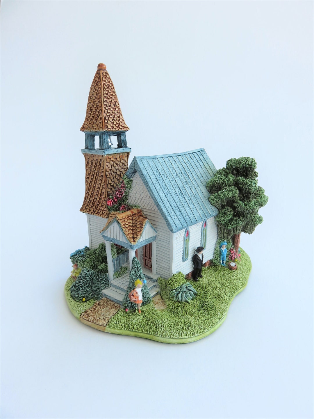 Lilliput Lane Seek and Find Church, L2121 Ray Day Model, American