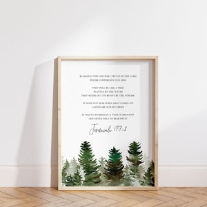 Puede incluir: Una impresión enmarcada con una pintura de acuarela de un bosque y una cita de Jeremías 17:7-8. La cita dice: "Bienaventurado el hombre que confía en Jehová, y cuya confianza es Jehová. Será como el árbol plantado junto a las aguas, que extiende sus raíces hacia la corriente; no temerá cuando venga el calor, y su follaje estará verde; en el año de sequía no se angustiará, y no dejará de dar fruto."