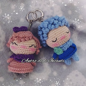Chaveiros bonecos amigurumi, lembrancinhas de nascimento e batizado