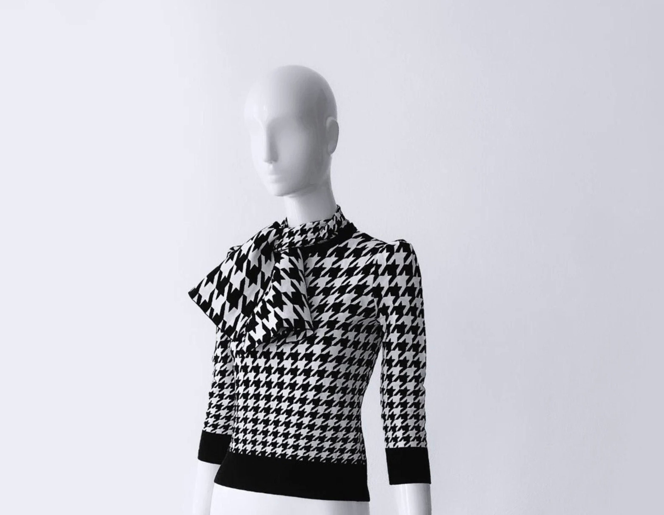 【送料&関税込】Alexander McQueen Studded Shoulder Sweater $_57.JPG?set_id=8800005007