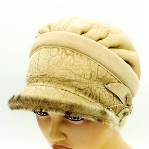 Woman&#39;s hat made of sheepskin with visor Elena is beige