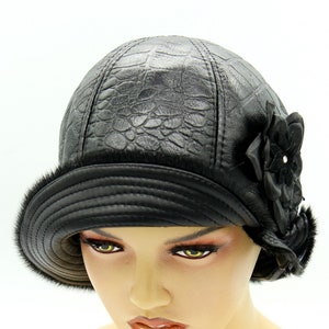 Women&#39;s cloche hat made of sheepskin and leather shearling &quot;Beauty&quot; black