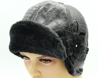 Women's cloche fur shearling hat made of sheepskin and leather black