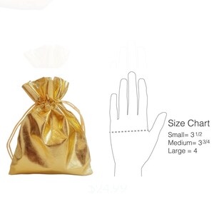 Puede incluir: Una bolsa de cord&oacute;n de color dorado con una tabla de tallas que muestra las medidas para las tallas peque&ntilde;a, mediana y grande. La tabla indica que la talla peque&ntilde;a es de 3 1/2 pulgadas, la talla mediana de 3 3/4 pulgadas y la talla grande de 4 pulgadas.