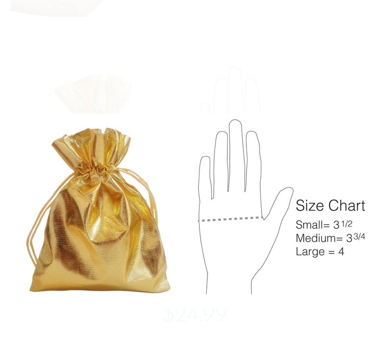 Puede incluir: Una bolsa de cord&oacute;n de color dorado con una tabla de tallas que muestra las medidas para las tallas peque&ntilde;a, mediana y grande. La tabla indica que la talla peque&ntilde;a es de 3 1/2 pulgadas, la talla mediana de 3 3/4 pulgadas y la talla grande de 4 pulgadas.