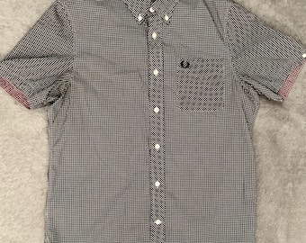 Chemise boutonnée à manches courtes en vichy Fred Perry. Moyenne. Classique Fred Perry.