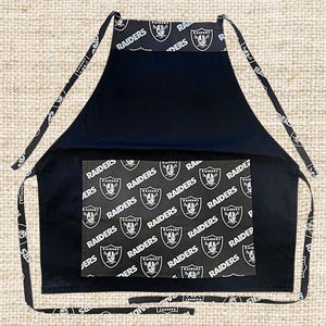 ¡El mejor delantal de barbacoa para los amantes de la parrilla! Unisex (hasta talla 4X) - Fácil de limpiar y duradero, el regalo ideal. Anima a tu equipo de fútbol favorito.