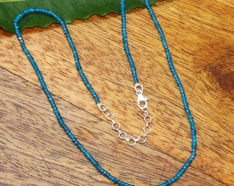 Collar de cuentas de apatita: joyería hecha a mano con piedras preciosas de color azul neón