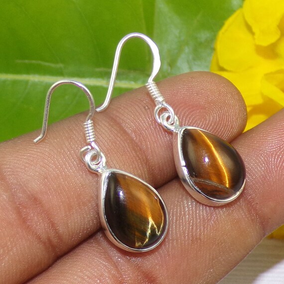 Orecchini di felce con occhio di tigre verde in oro o argento, orecchini ispirati alla natura, regali di stregoneria, regalo di gioielli fantasy, orecchini della foresta - Italia
