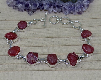 Bracciale artigianale in argento sterling con rubino grezzo: gioiello con la pietra portafortuna di luglio.