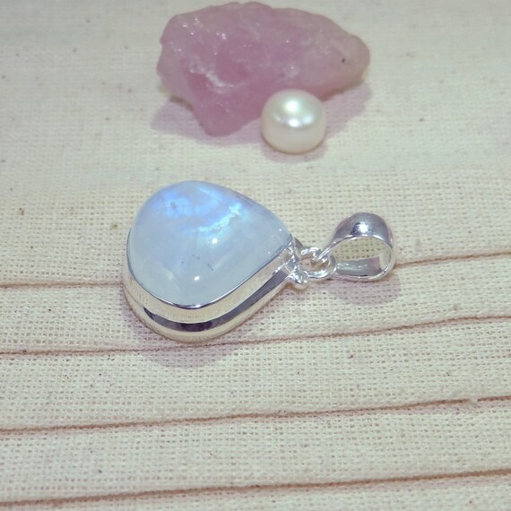 Ciondolo Argentato Con Pietra Di Luna Naturale E Pietra Arcobaleno – Collana Fiore Portafortuna