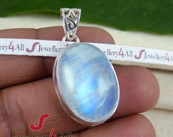 Op de afbeelding: Een zilveren hanger met een grote ovale maansteen met een blauwe, iriserende glans. De hanger heeft een delicate, ingewikkelde zilveren lus.