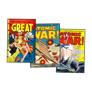 Puede incluir: Tres portadas de cómics vintage. La primera presenta a una mujer y un hombre a caballo con el texto "GREAT COMICS". La segunda portada dice "ATOMIC WAR" con un avión y explosiones. La tercera portada también dice "ATOMIC WAR" con un submarino y aviones.
