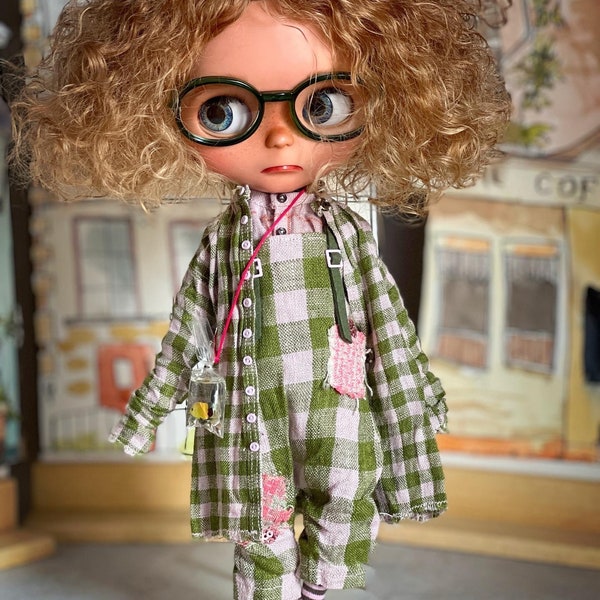 Tenue Boho Blythe composée d'une salopette en lin, d'une chemise et d'un manteau, d'une salopette et d'une chemise pour poupée, d'un petit pantalon ginganm, d'une chemise et d'un manteau, de vêtements Blythe