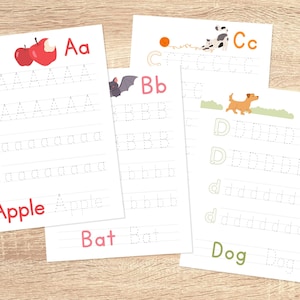 Peut inclure: Quatre feuilles de travail imprimables pour apprendre l'alphabet. Chaque page présente une lettre, une lettre minuscule et une image d'un objet qui commence par cette lettre. Les lettres sont A, B, C et D. Les objets sont une pomme, une chauve-souris, un chat et un chien.