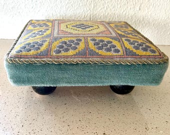Poggiapiedi vintage ricamato a mano, sgabello artigianale con splendida fodera ricamata a mano, artigianato danese anni '50/'60